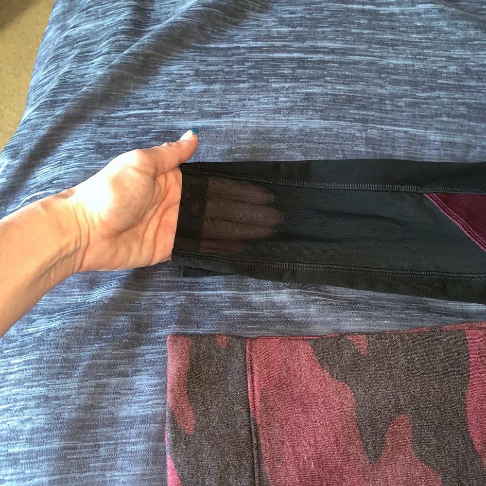 LIKE NEW XS VS PINK maroon/black Ultimate leggings - Picture 4 of 4